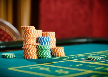 Gaple Online table interface on sumobola mobile app showing domino tiles and player positions