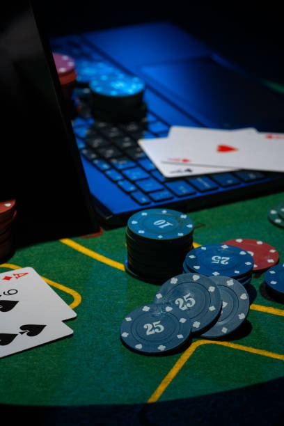 Domino tile matching example showing valid play sequences in Gaple Online